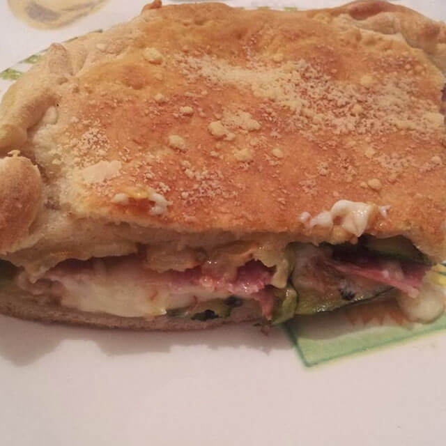 Pizza zucchine, speck e formaggi