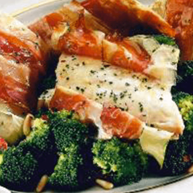 Pagello con broccoli, porri e speck