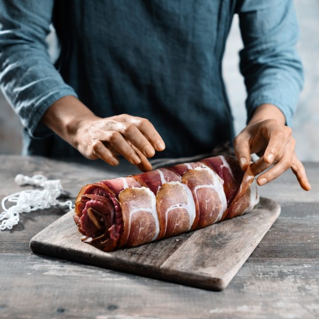 Rollè con speck, salsiccia e pesto di sedano